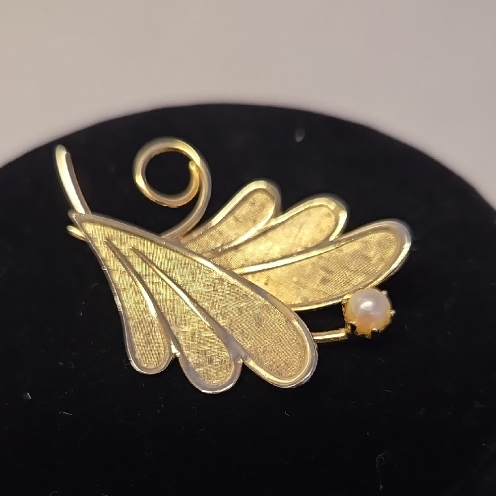 Real Pearl! Vtg Elegant Gold Leaf Brooch with Real Pearl Accent